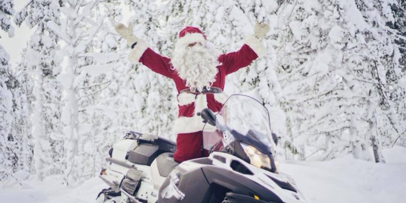Weihnachtsmann auf Schneemobil Lappland im Winter entdecken mit Nordic