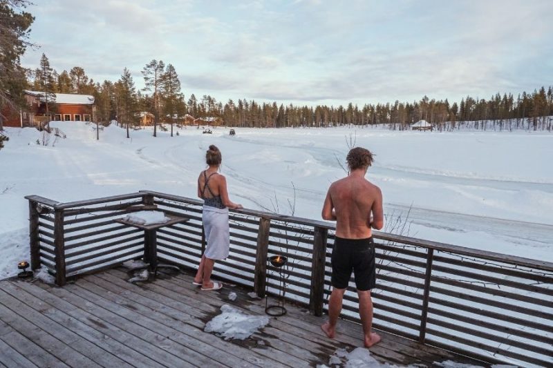 Aussicht geniessen nach Sauna in Pinetree Lodge Lappland mit Nordic