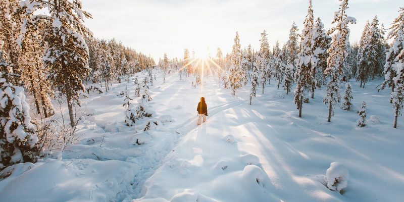 Person im Schnee in Finnland im Winter
