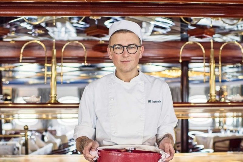 Koch bereitet Essen auf der MS Vesteralen auf Hurtigruten Seereise mit Nordic vor ©Hurtigruten