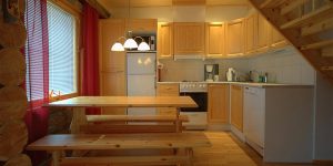 Küche in einer kleinen Hütte in Äkäslompolo Lappland