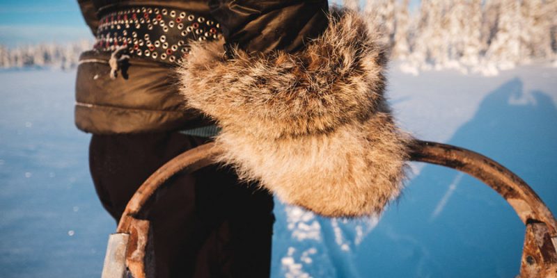 Frau hält Korb in Lappland oim Winter