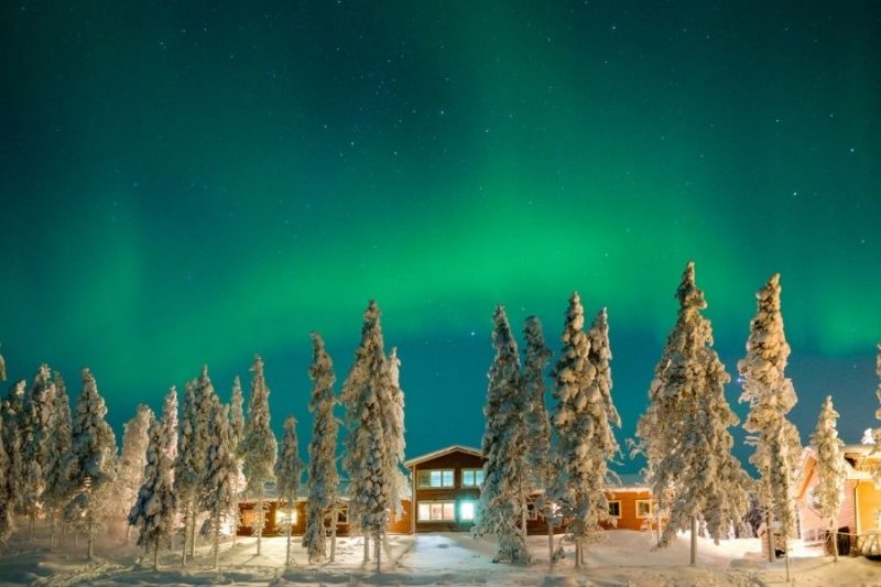 Polarlichter in Lappland im Winter mit Nordic