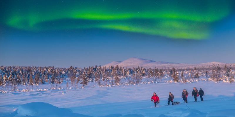 Polarlichter während Wanderung in prächtiger Natur in Schwedisch Lappland