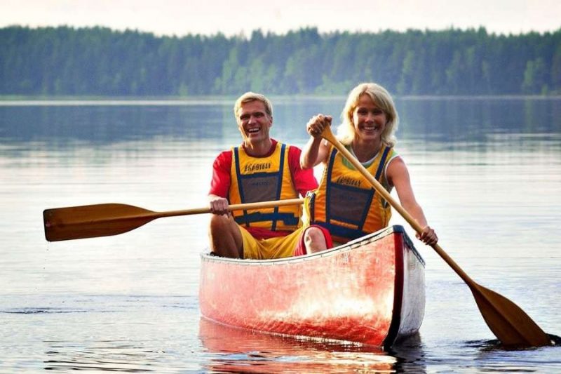 Paar fährt romantisch Kajak in Finnland im Koli National Park