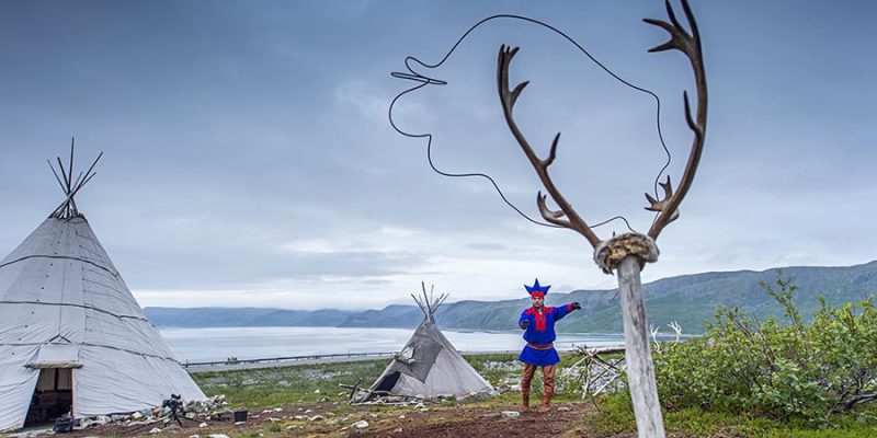Sami in Lappland neben Lavvu Zelt