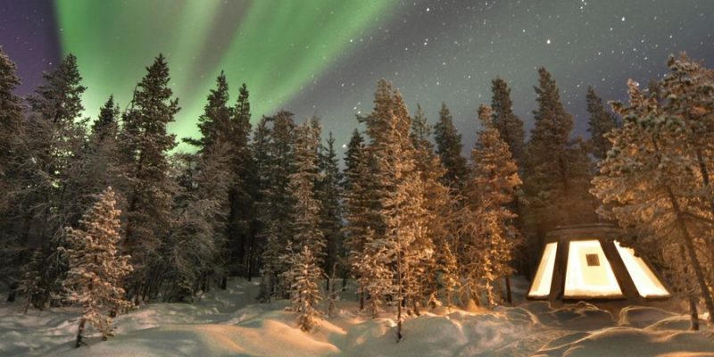 Schlafen unter den Polarlichtern in einem Eis Iglu Lappland