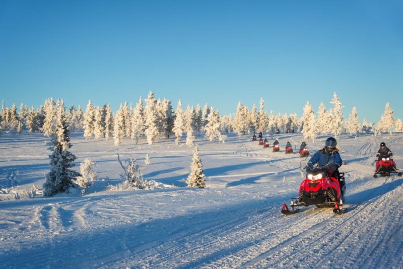 Schneemobil-Tour-in-Lappland-im-Februar-mit-Nordic-Skandinavien-Spezialist