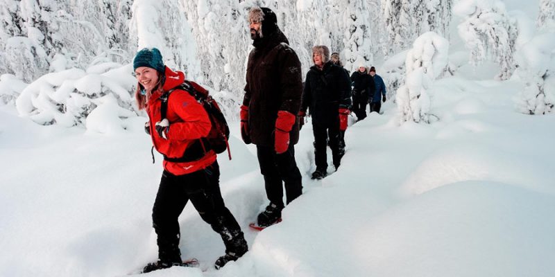 Schneeschuhwanderung im Winter in Lappland