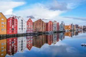 Farbenfrohe Häuser in Trondheim auf Hurtigruten Seereise mit Nordic