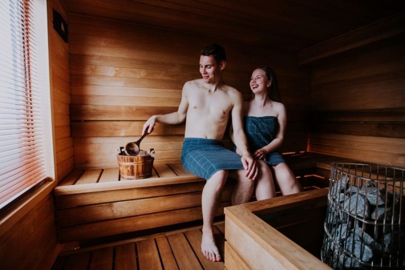 Zusammen in der Sauna in Finnland mit Nordic ©Rhea Julia Kivela