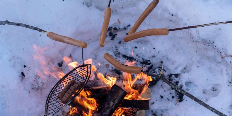 Grillen am Lagerfeuer im Winter in Lappland mit Nordic Henk Dujardin