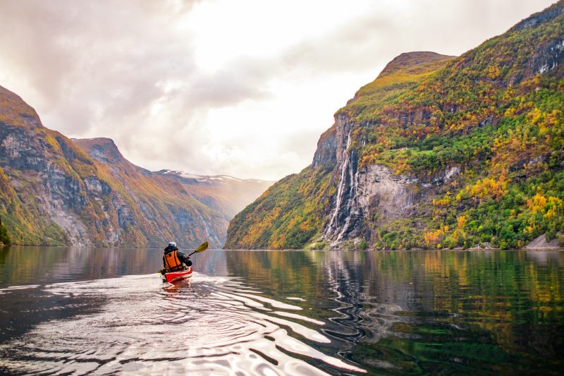 Kajak-fahren-in-den-Fjorden-von-Norwegen-Entdeckem-Sie den norwegischen-Spaetsommer-mit-Nordic