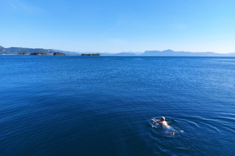 Schwimmen-im-Fjord-im-Solstrand-Hotel-und-Bad