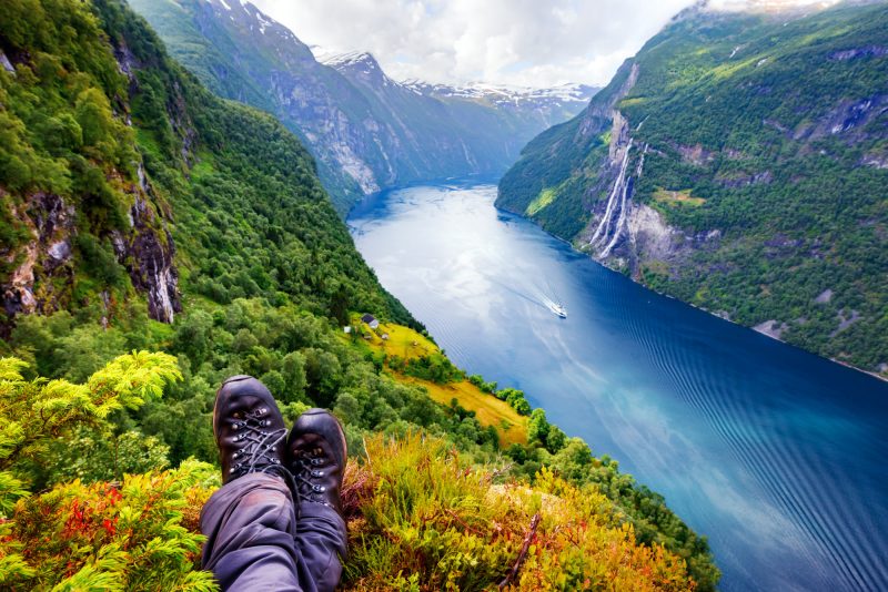 Wandern-entlang-der-norwegischen-Fjorde-im-Herbst-nach-Norwegen-mit-Nordic