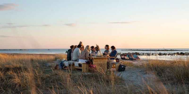 ©SimonLautrup-JonathanStromberg-VisitSweden-Menschen-essen-an-einem-Tisch-im-Freien-zu-Abend