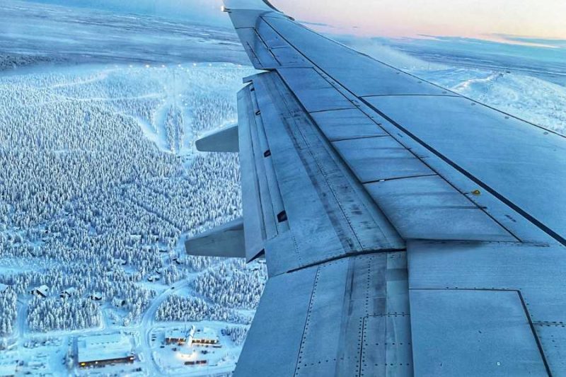 Ankunft-mit-dem-Flugzeug-ueber-dem-verschneiten-Landschaft-in-Finnisch-Lappland-©Ingrid-de-Jager