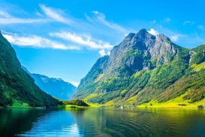 Aurlandsfjord-Besuchen-Sie-die-Fjorde-Norwegens-mit-Nordic