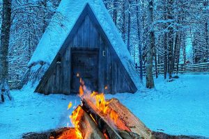 Ein-Lagerfeuer-bei-einem-kleinen-Haus-im-finnischen-Wald-©Ingrid-de-Jager