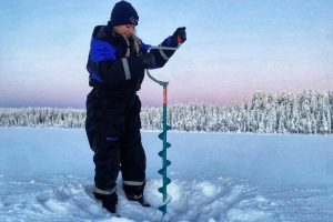 Ein-Loch-ins-Eis-bohren-in-Finnisch-Lappland-fuers-Eisfischen-©Ingrid-de-Jager