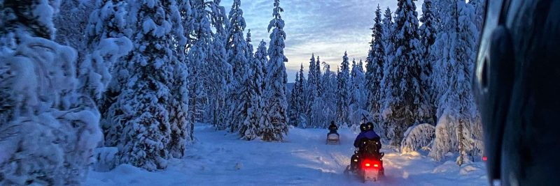 Ein-Schneemobil-Tour-durch-die-finnischen-Waelder-in-Lappland-©Ingrid-de-Jager