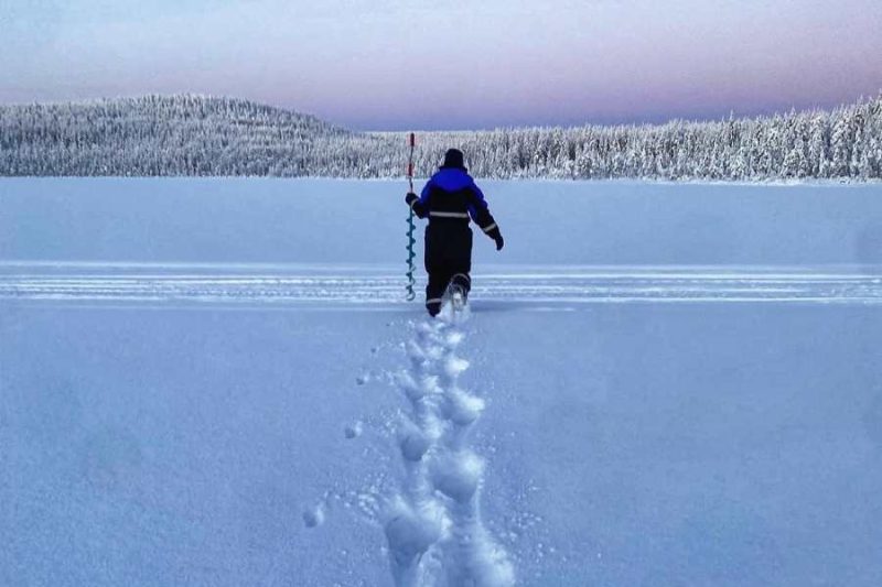 Fussstapfen-im-Schnee-waehrend-eine-Person-gen-Sonnenuntergag-laeuft-in-Finnisch-Lappland-©Ingrid-de-Jager