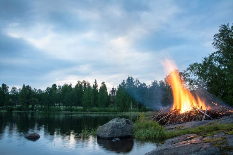 Lagerfeuer-mit-Nordic-nach-Skandinavien