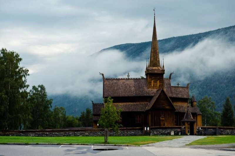 Stabkirche-Lom-Norwegen-Reisen-mit-Nordic