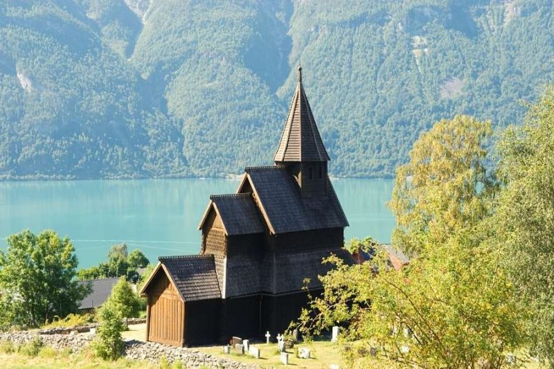 Stabkirche-von-Urnes-in-Norwegen-mit-Nordic