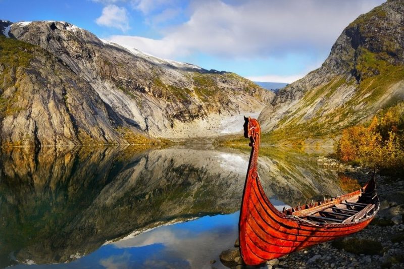 Wikingerschiff-an-den-norwegischen-Fjorden-Die-Wikingergeschichte-von-Norwegen-mit-Nordic-entdecken