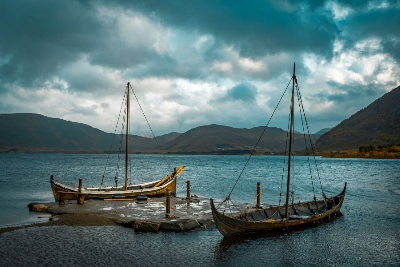 Wikingerschiffe-auf-den-Lofoten-Die-Wikingergeschichte-von-Norwegen-mit-Nordic-entdecken