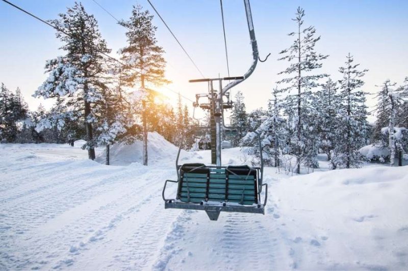 Skilift-im-winterlichen-Lappland-mit-Nordic