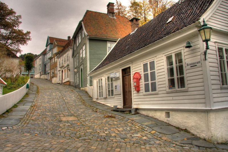 Gamle-Altstadt-Bergen-Norwegen-mit-Nordic
