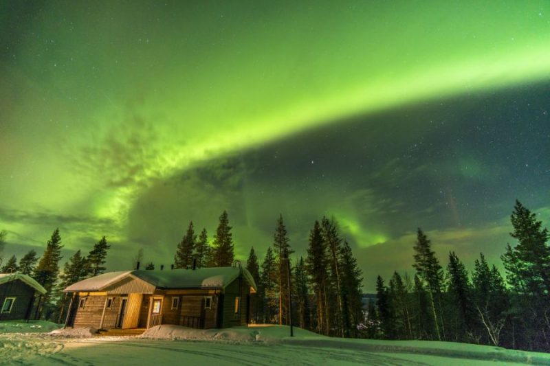 Nordlichter-ueber-der-Valkea-Lodge-in-Finnisch-Lappland