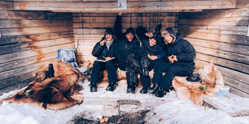 Mittagessen-in-der-Natur-waehrend-mehrtaegiger-Motorschlitten-Tour-durch-Lappland