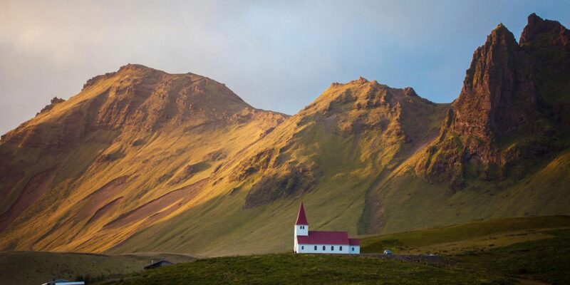 Island-Kirche-in-der-Landschaft-Island-Reisen-mit-Nordic-Skandinavien-Spezialist