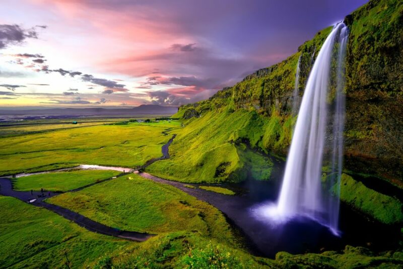 Wasserfall-in-Island-unter-Sonnenuntergang-Urlaub-in-Island-mit-Nordic-Skandinavien-Spezialist
