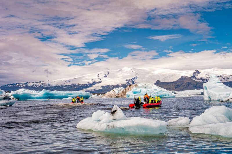 Zodiac-Bootstour-an-einem-Gletscher-auf-Island-Urlaub-mit-Nordic-Skandinavien-Spezialist