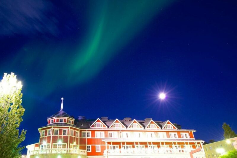 Nordlichter-ueber-dem-Grand-Arctic-Resort-in-Schwedisch-Lappland-Nordic-Skandinavien-Spezialist
