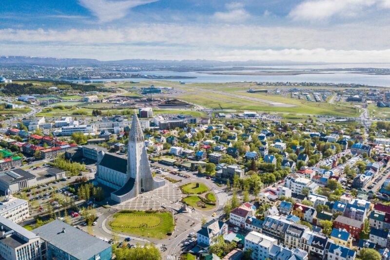 Vogelperspektive-auf-Reykjavik-Staedtereisen-Citytrips-in-Island-mit-Nordic-Skandinavien-Spezialist