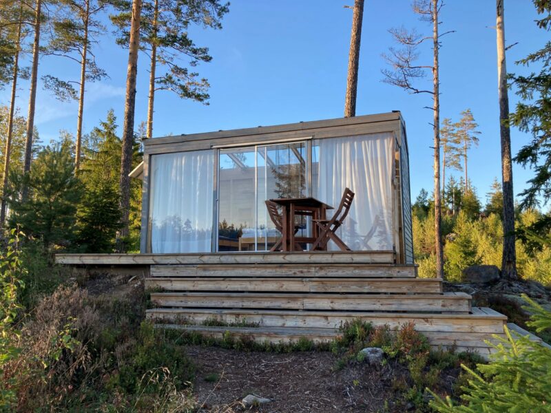 Haus-aus-Glass-Hotel-Sommarhagen-Aussergewoehnliche-Unterkuenfte-in-Schweden-im-Sommer-mit-Nordic-Skandinaien-Spezialist