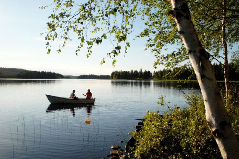 Kajak-fahren-auf-einem-See-in-Schweden-Skandinavien-im-Sommer-mit-Nordic-Skandinavien-Spezialist