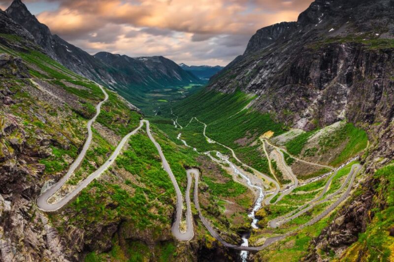 Trollstigen-die-beruehmteste-Strasse-Norwegens-Reisen-nach-Norwegen-im-Sommer-mit-Nordic-Skandinavien-Spezialist